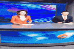 GIF：你见过电视主持人的下半身吗？