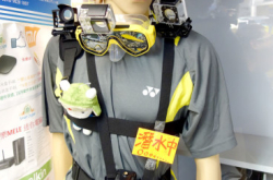 脑场摆公仔示范将山狗戴上身