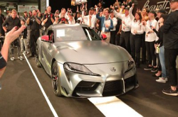 全球第一部新 Toyota Supra 成功以 1,600 万港元卖出