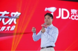 秀恩爱狂魔刘强东送爱妻一辆800万的超跑 还在上面刻了字