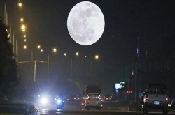 “超级月亮”昨晚重临比平日满月大7%，各地摄影师争相拍摄