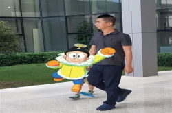 黄章晒照手拿透明探索版魅族16网友：确定不是水瓶子？