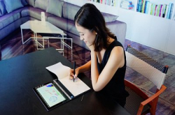 拍子簿上同步绘画！LenovoYogaBook定价HK$3,999起