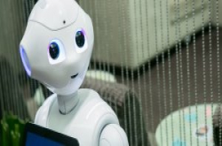 寿险也用Pepper机器人“迎宾”，国泰人寿抢先同业一次引进10台机器人客服