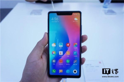 小米8SE现场实拍图赏：线条硬朗