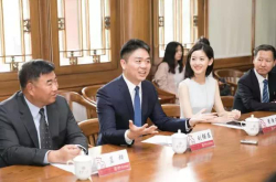 史上最壕夫妻档 刘强东向母校捐3亿 奶茶妹向母校捐2亿