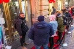 为什么国产手机品牌的新机都喜欢先在国外刷一波好评？