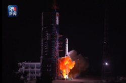 鹊桥号中继星成功发射 为下半年嫦娥四号月球背面软着陆探路