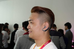 新一代XperiaEar环境和音乐零距离
