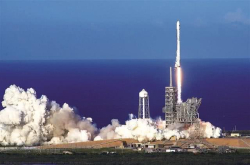 地球同步卫星事实上一直在向地面坠落 但为何落不下来？