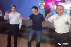 你以为雷军只会唱歌吗？不 他还会跳舞
