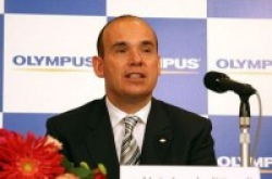 Olympus前总裁愿意复归原职参与公司重建
