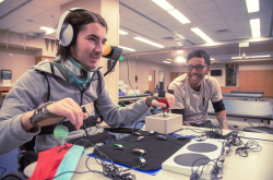 微软推出长得很像DJ盘的XboxAdaptiveController，但却是为打造无障碍游戏体验的特殊产品