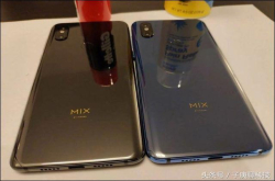小米Mix3黑色和蓝色亮相 但泄露后部指纹感测器 米粉：要不起