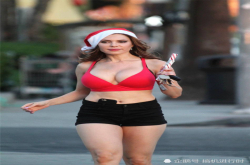 封面女星艾利卡乔丹街头记录腰间放手机成亮点