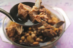 精致美食 不妨试试这款花生红枣排骨汤