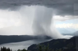 奥地利米尔施塔特湖雨瀑狂泻美哭网友