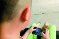 拿妈妈手机玩游戏熊孩子支付3000多元购买游戏装备