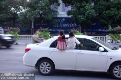 别让交通事故伤了孩子开车出游切莫如此晒娃