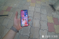 iPhoneX放入火炉变炸弹电池瞬间爆燃差点酿成火灾