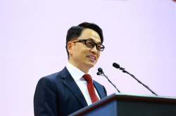 手握4000亿 张磊不下车