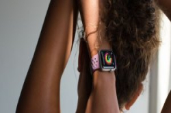 苹果发表watchOS 4，内建更聪明的Siri表面、个人健身教练