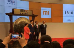 小米公司香港交易所挂牌上市 小米员工敲锣上班