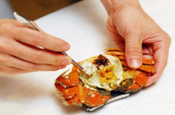 饱满蟹黄来炒饭 香气让隔壁小朋友都馋哭了