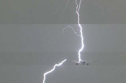 客机半空被闪电击中，惊险过程由 Canon 摄录机仔全记录！