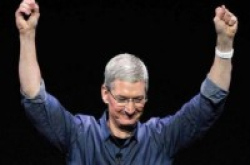 亲自上手TimCook正在测试AppleWatch血糖监测功能