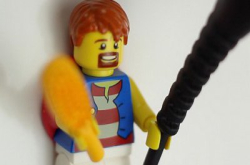 同凌乱讲byebye！LEGO公仔帮你固定相机充电线