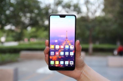 原来在普及刘海屏手机上：华为的功劳比苹果iPhoneX要大