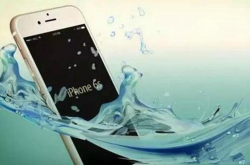 以为iPhone手机可以防水？不要再进入这个误区了