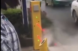 防止行人闯红灯一旦越线就用水喷