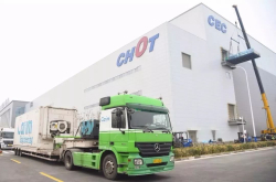 彩虹光电G8.6项目二期曝光机开始搬入