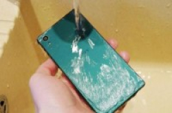各手机品牌都宣称手机防水这噱头还实用？