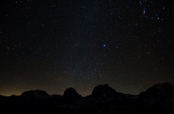 既然宇宙中有这么多恒星 为什么夜空没被照亮？