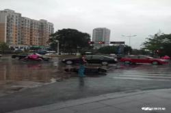 摩托车下雨天骑行轮胎打滑怎么应对？
