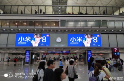 画风突变 小米在各大城市的地标建筑打出谢谢的标语