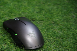 简约而快狠准的致命毒蛇，Razer锐蝮蛇枪灰色无线电竞鼠标动手玩