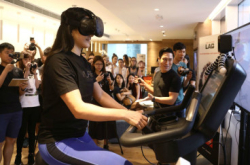 VR健身单车体验骑住“独角兽”做Gym