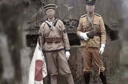 两男子穿日本军服在抗战遗址拍照，被批评“脑残”、“民族败类”！