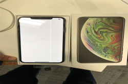 悉尼果粉首发入手iPhoneXSMax遭遇开箱损：屏幕出现绿线