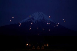 20部航拍机月色下上演芭蕾舞剧，齐齐歌颂富士山！