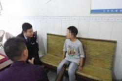 小学生上课玩手游遭告密掀桌摔手机后玩失踪
