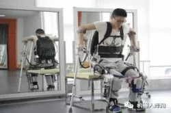 中国自主研发外骨骼机器人截瘫患者穿上可自如行走