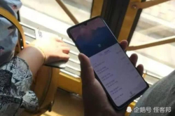 华为Mate20X真机上手 屏占比亮眼 单手操作有些难