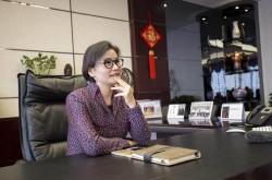 1天损失49亿 中国白手起家女首富的血泪史
