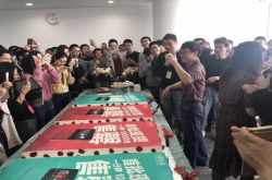 有屏幕才能打这张牌 头号玩家小度在家卖的是什么？