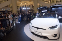 4种开门方式TeslaModelX鹰翼登场